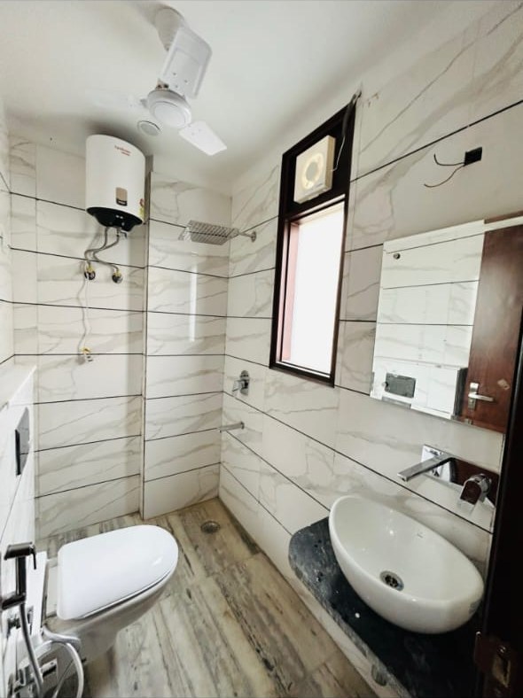 Modern attached washroom with geyser