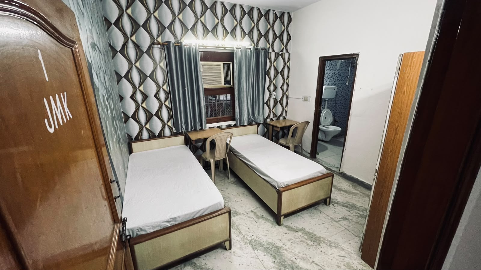 Twin room with full-length mirror and wardrobe