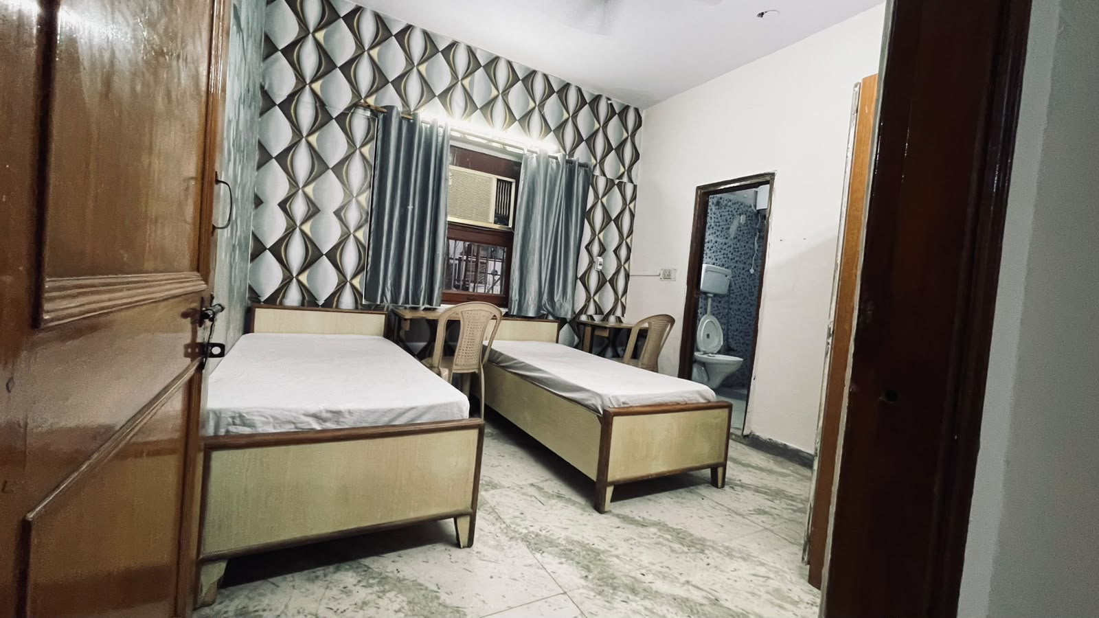 Twin sharing room with wardrobe and window seating